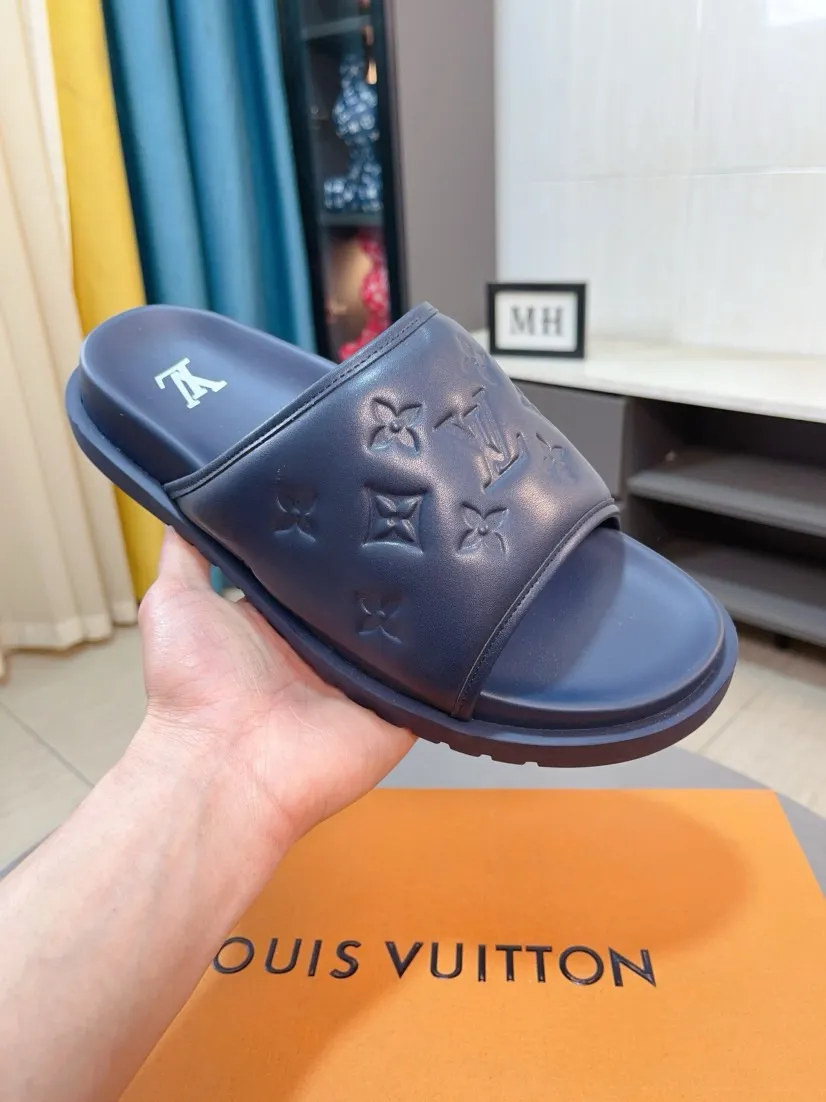 Men's shoes 💰360🌹🌹 (lv-Louis Vuitton) new men's sandals, high-end boutique, exquisite embossed logo decoration on the upper, fine workmanship, super soft soles, casual, loose and comfortable, a must-have in summer! \nsize：38-44